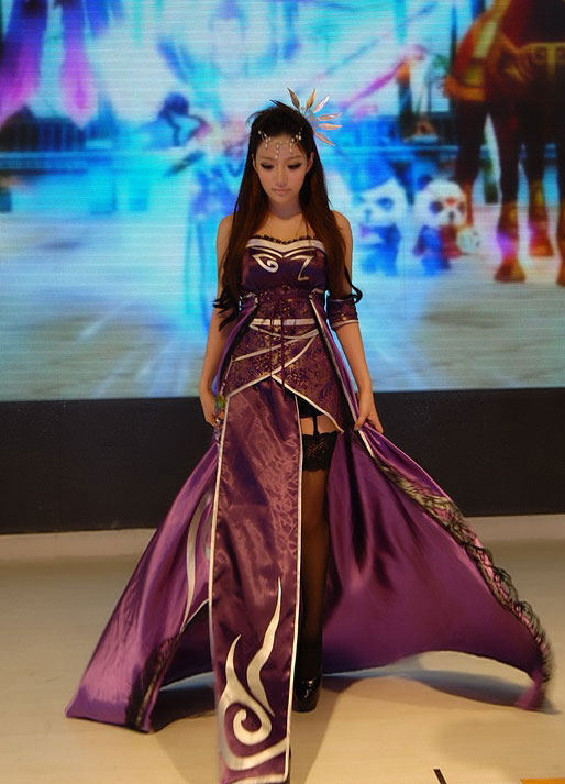 สาวคอสเพลย์ในชุดม่วงสุดแสนเซ็กซี่