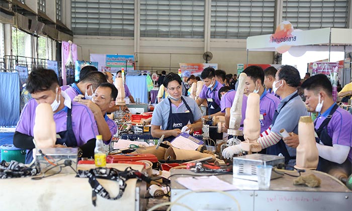 เม็ดพลาสติกมีดีกว่าที่คิด….พลิกชีวิตผู้พิการทางขา