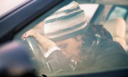 5 วิธีปลุกสติไม่ให้ง่วง ขณะขับรถทางไกล ป้องกันอุบัติเหตุบนท้องถนน