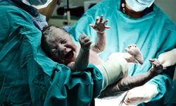 สูติแพทย์แนะ รอ 30–60 วินาที ก่อนตัดสายรกหลังทารกคลอด
