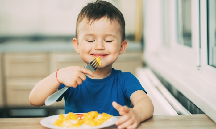 เด็กในแต่ละวัย ควรกิน "ไข่" เท่าไรถึงจะเหมาะสม ?