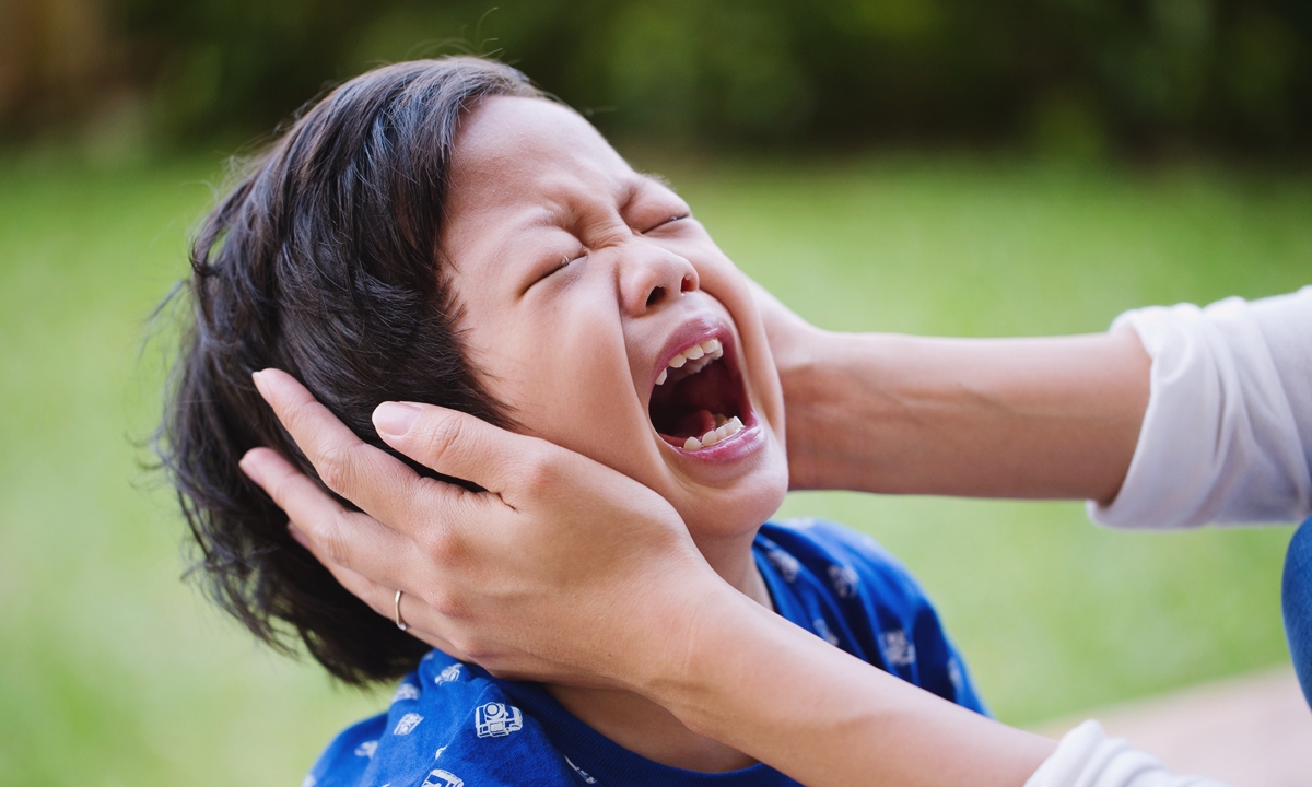 7 อาการผิดปกติหลังเด็ก “ล้มหัวฟาดพื้น” ควรให้หมอตรวจด่วน
