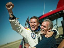 ประมวลภาพ ร่วมลุ้น Felix Baumgartner กับ การสร้างสถิติ การโดดร่ม ที่สูงที่สุดในโลก นาทีต่อนาที