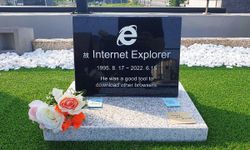 วิศวกรเกาหลีใต้สร้างป้ายหินไว้อาลัยการจากไปของ ‘Internet Explorer’