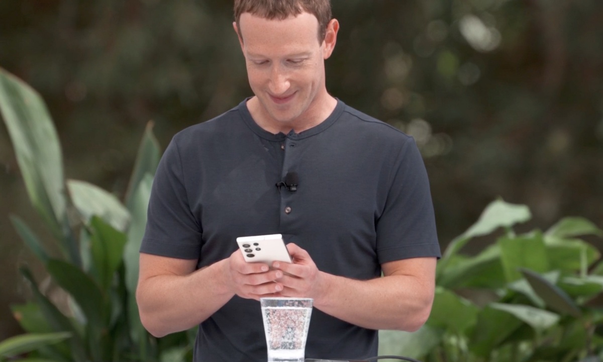 เพิ่งรู้มาวันนี้ มือถือที่ Mark Zuckerberg ที่ใช้อยู่นั้นคือ Samsung