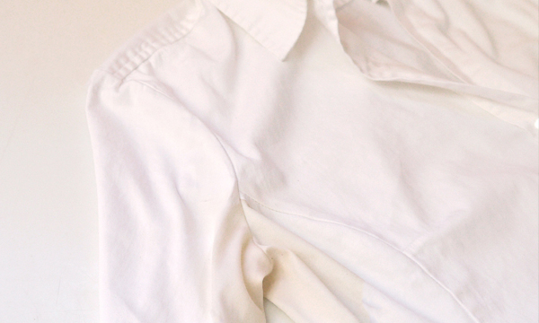 3 ขั้นตอนง่ายๆ กำจัด “คราบเหลืองใต้วงแขน” บนเสื้อขาว