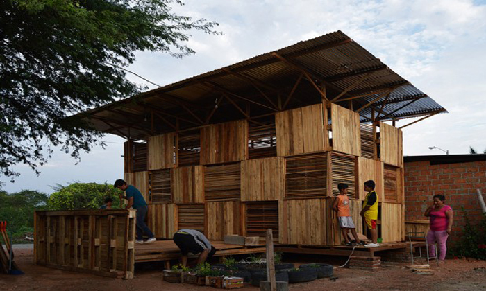 แบบบ้านไม้พาเลท สร้างภายใน 10 วัน เพื่อผู้ประสบภัย และอยู่อาศัยได้จริง