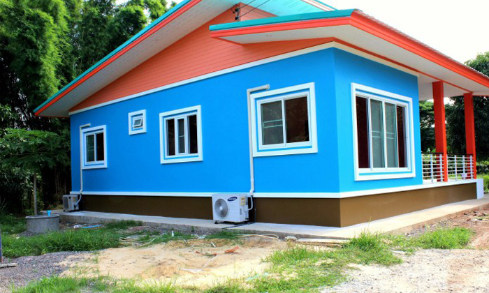 แบบบ้านชั้นเดียวสไตล์โมเดิร์น เน้นพื้นที่ใช้สอย สีฟ้าสดใสลงตัว