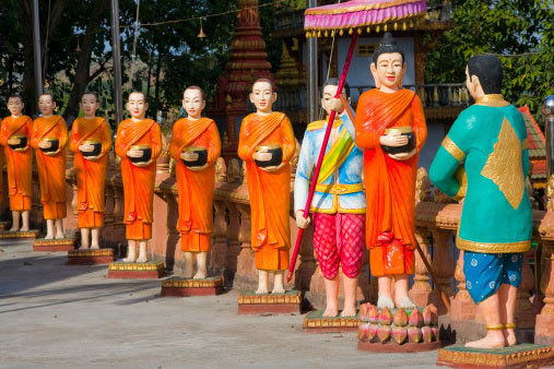 เลือกของใส่บาตรตามวันเกิด