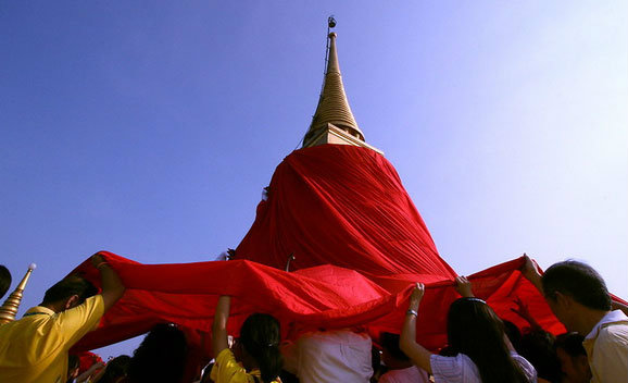 การห่มผ้าแดงองค์พระเจดีย์ภูเขาทอง