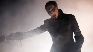 "Marilyn Manson" บังคับแฟนคลับให้ถอดเสื้อวง Avenged Sevenfold กลางคอนเสิร์ต