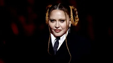 Madonna เลื่อนทัวร์คอนเสิร์ตหลังถูกหามเข้า ICU ด้วยอาการติดเชื้อแบคทีเรียขั้นรุนแรง