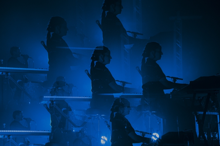 Rhye ชายผู้สะกดทุกคนให้นิ่งงันด้วยทุกสรรพเสียงบนเวที