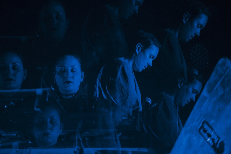 Rhye ชายผู้สะกดทุกคนให้นิ่งงันด้วยทุกสรรพเสียงบนเวที