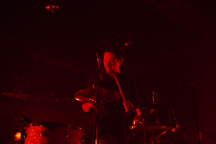 Rhye ชายผู้สะกดทุกคนให้นิ่งงันด้วยทุกสรรพเสียงบนเวที