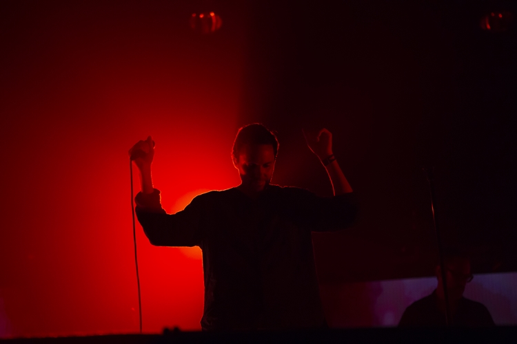 Rhye ชายผู้สะกดทุกคนให้นิ่งงันด้วยทุกสรรพเสียงบนเวที