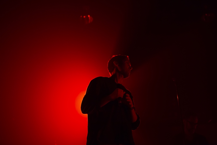 Rhye ชายผู้สะกดทุกคนให้นิ่งงันด้วยทุกสรรพเสียงบนเวที