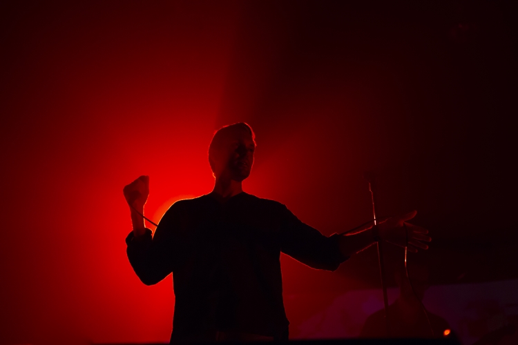 Rhye ชายผู้สะกดทุกคนให้นิ่งงันด้วยทุกสรรพเสียงบนเวที