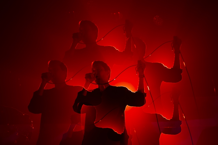 Rhye ชายผู้สะกดทุกคนให้นิ่งงันด้วยทุกสรรพเสียงบนเวที