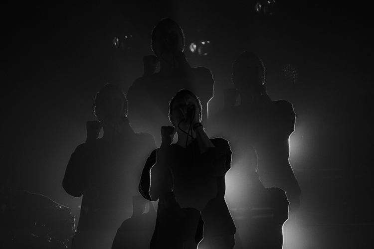 Rhye ชายผู้สะกดทุกคนให้นิ่งงันด้วยทุกสรรพเสียงบนเวที