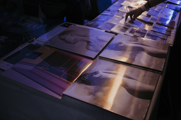 Rhye ชายผู้สะกดทุกคนให้นิ่งงันด้วยทุกสรรพเสียงบนเวที