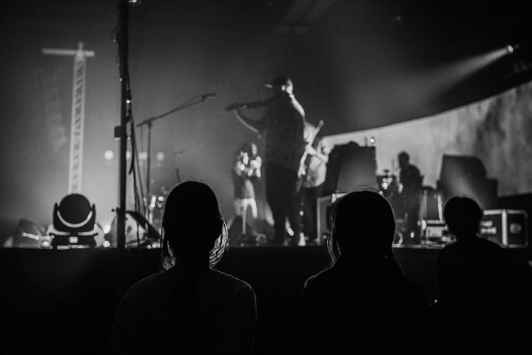 Rhye ชายผู้สะกดทุกคนให้นิ่งงันด้วยทุกสรรพเสียงบนเวที