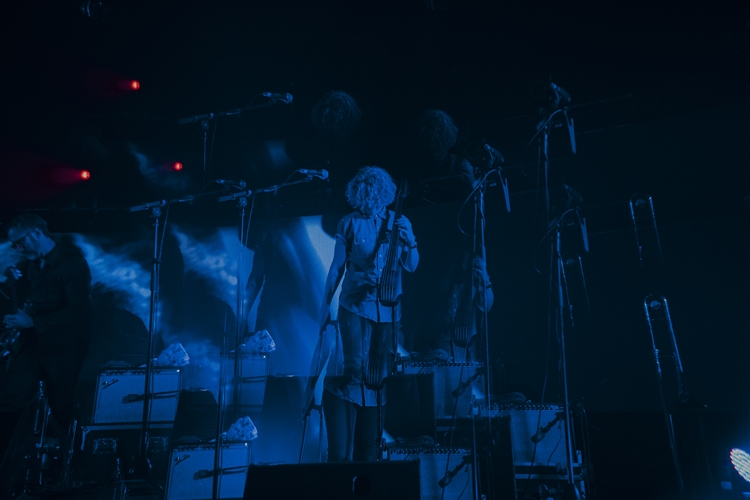 Rhye ชายผู้สะกดทุกคนให้นิ่งงันด้วยทุกสรรพเสียงบนเวที