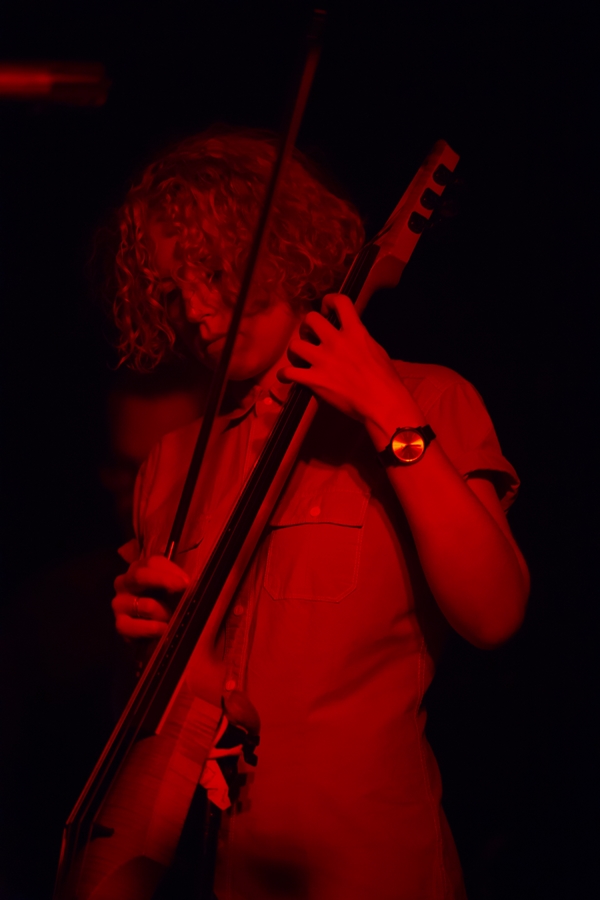 Rhye ชายผู้สะกดทุกคนให้นิ่งงันด้วยทุกสรรพเสียงบนเวที