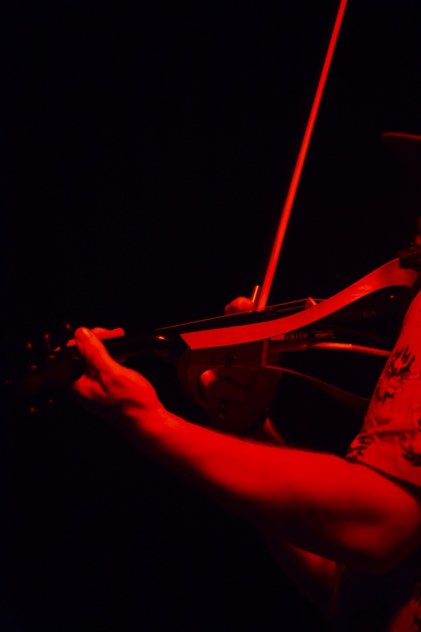 Rhye ชายผู้สะกดทุกคนให้นิ่งงันด้วยทุกสรรพเสียงบนเวที