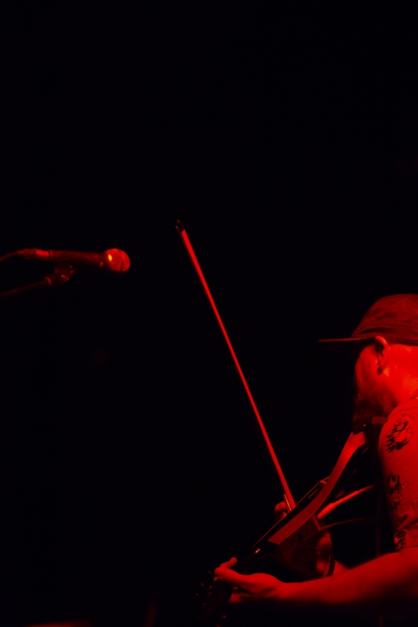 Rhye ชายผู้สะกดทุกคนให้นิ่งงันด้วยทุกสรรพเสียงบนเวที