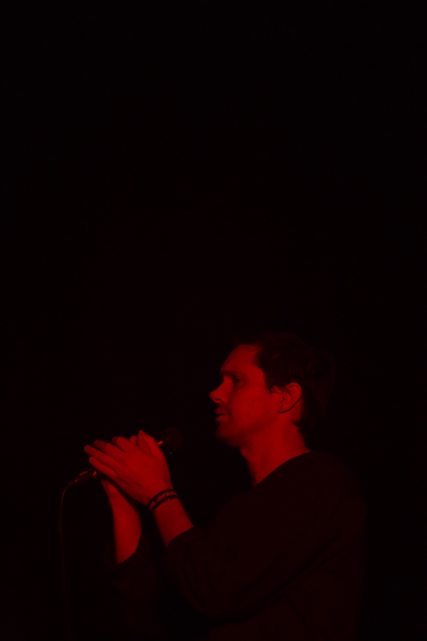 Rhye ชายผู้สะกดทุกคนให้นิ่งงันด้วยทุกสรรพเสียงบนเวที