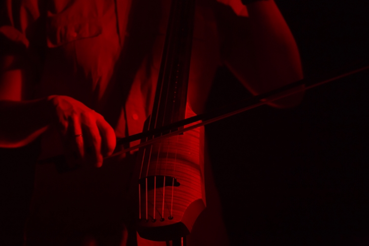 Rhye ชายผู้สะกดทุกคนให้นิ่งงันด้วยทุกสรรพเสียงบนเวที