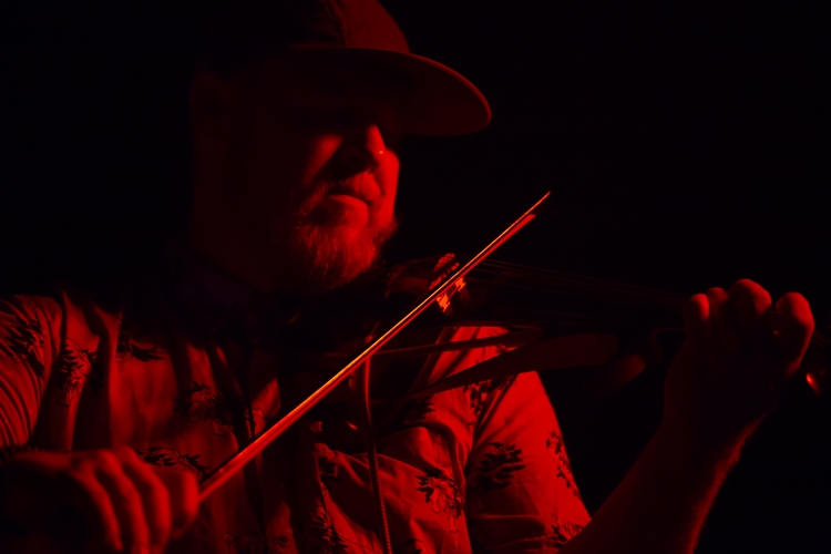 Rhye ชายผู้สะกดทุกคนให้นิ่งงันด้วยทุกสรรพเสียงบนเวที