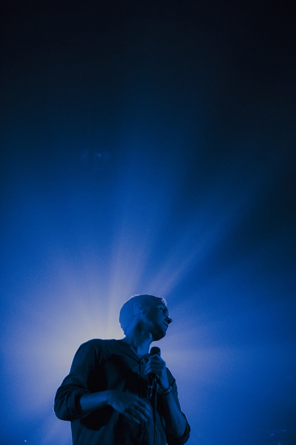 Rhye ชายผู้สะกดทุกคนให้นิ่งงันด้วยทุกสรรพเสียงบนเวที