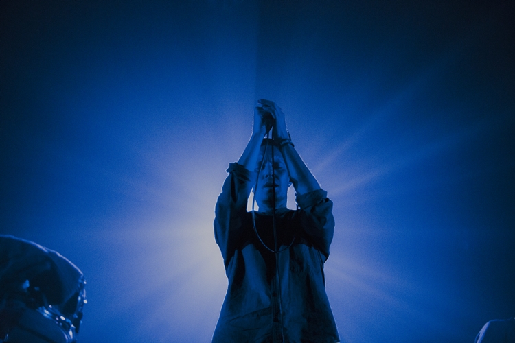 Rhye ชายผู้สะกดทุกคนให้นิ่งงันด้วยทุกสรรพเสียงบนเวที