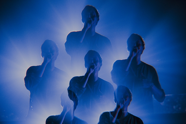 Rhye ชายผู้สะกดทุกคนให้นิ่งงันด้วยทุกสรรพเสียงบนเวที