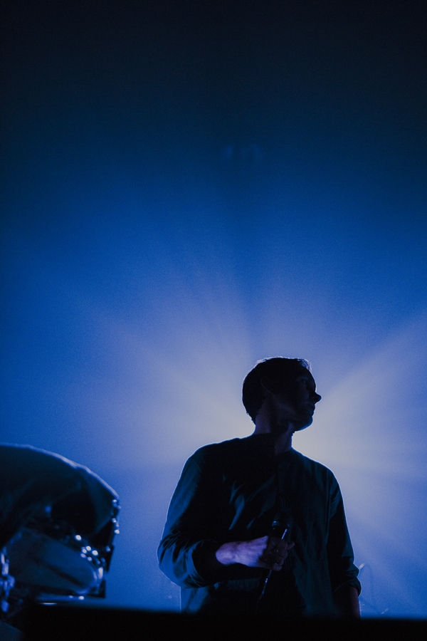 Rhye ชายผู้สะกดทุกคนให้นิ่งงันด้วยทุกสรรพเสียงบนเวที