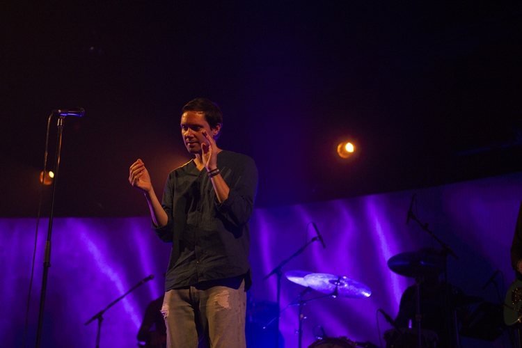 Rhye ชายผู้สะกดทุกคนให้นิ่งงันด้วยทุกสรรพเสียงบนเวที