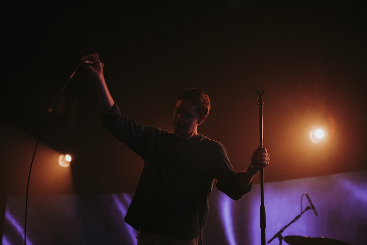 Rhye ชายผู้สะกดทุกคนให้นิ่งงันด้วยทุกสรรพเสียงบนเวที