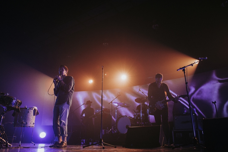 Rhye ชายผู้สะกดทุกคนให้นิ่งงันด้วยทุกสรรพเสียงบนเวที