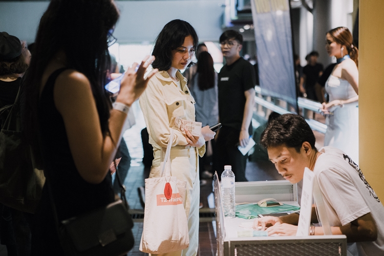 Rhye ชายผู้สะกดทุกคนให้นิ่งงันด้วยทุกสรรพเสียงบนเวที