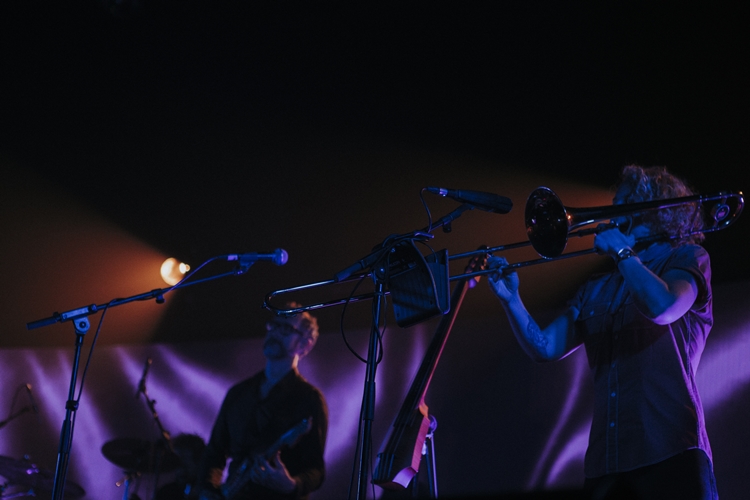 Rhye ชายผู้สะกดทุกคนให้นิ่งงันด้วยทุกสรรพเสียงบนเวที