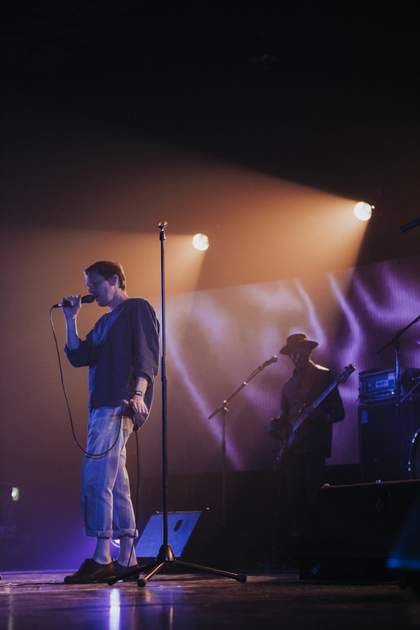 Rhye ชายผู้สะกดทุกคนให้นิ่งงันด้วยทุกสรรพเสียงบนเวที