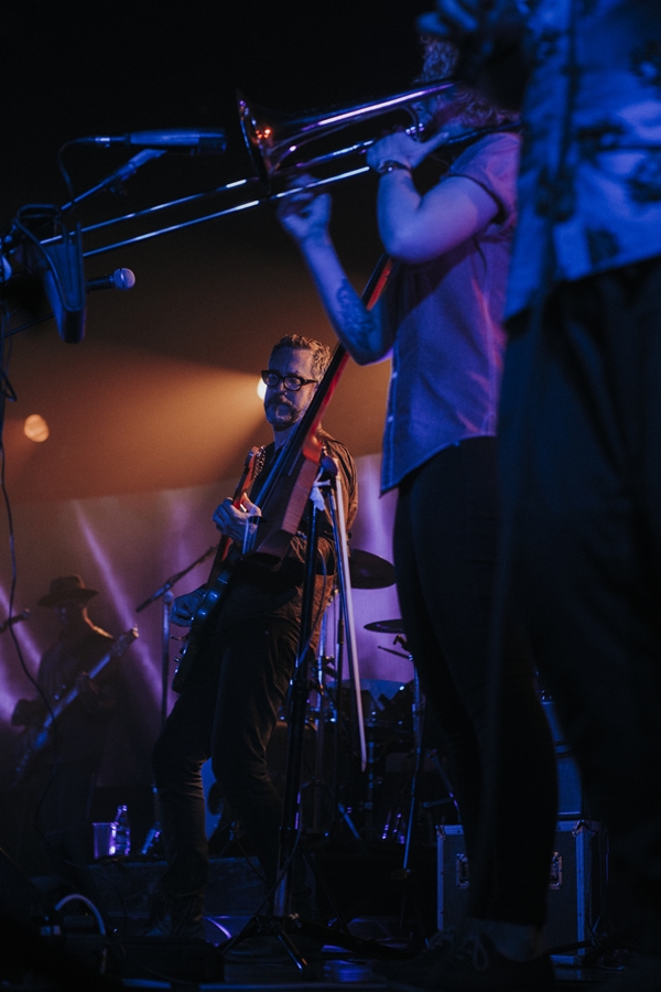 Rhye ชายผู้สะกดทุกคนให้นิ่งงันด้วยทุกสรรพเสียงบนเวที