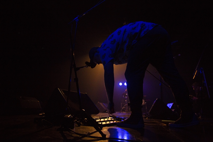 Rhye ชายผู้สะกดทุกคนให้นิ่งงันด้วยทุกสรรพเสียงบนเวที