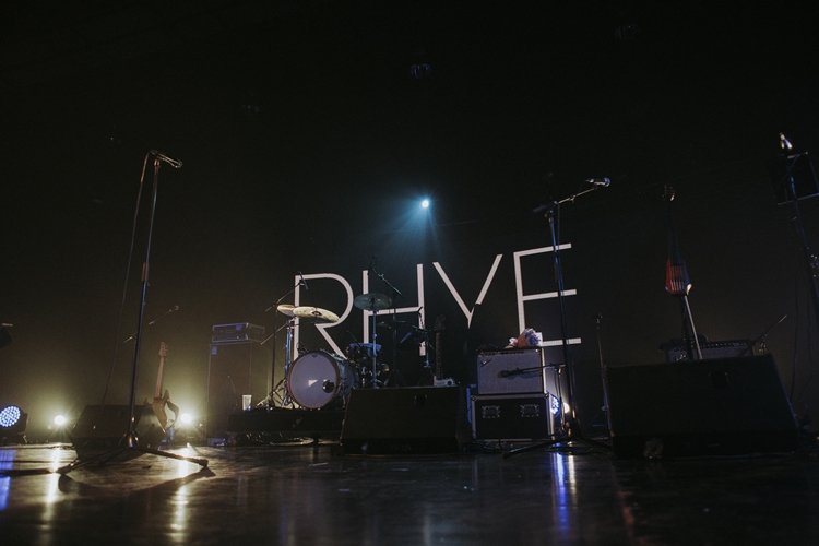 Rhye ชายผู้สะกดทุกคนให้นิ่งงันด้วยทุกสรรพเสียงบนเวที