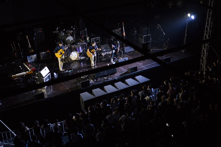 Rhye ชายผู้สะกดทุกคนให้นิ่งงันด้วยทุกสรรพเสียงบนเวที