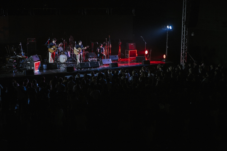 Rhye ชายผู้สะกดทุกคนให้นิ่งงันด้วยทุกสรรพเสียงบนเวที