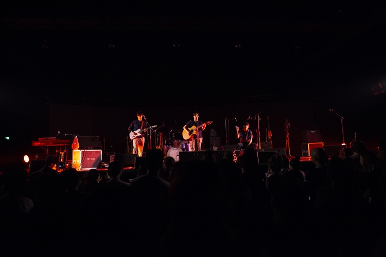 Rhye ชายผู้สะกดทุกคนให้นิ่งงันด้วยทุกสรรพเสียงบนเวที