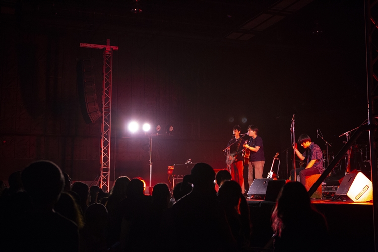 Rhye ชายผู้สะกดทุกคนให้นิ่งงันด้วยทุกสรรพเสียงบนเวที